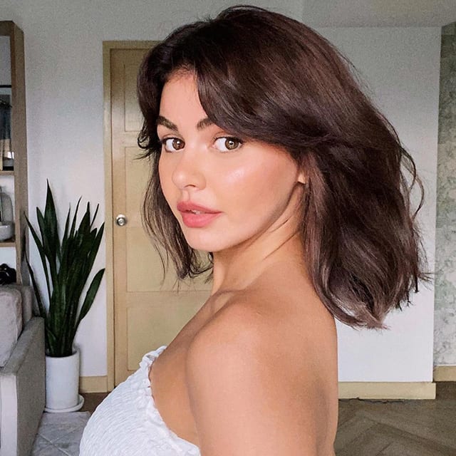 Chin-Length Bob With Side-Swept Bangs — Winter Hairstyles for Round Faces