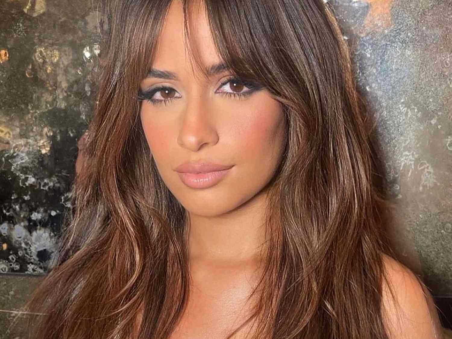 Full Bangs Mid-Back Medium Brown With Blonde Highlights — Winter Hair Colors for Brown Eyes