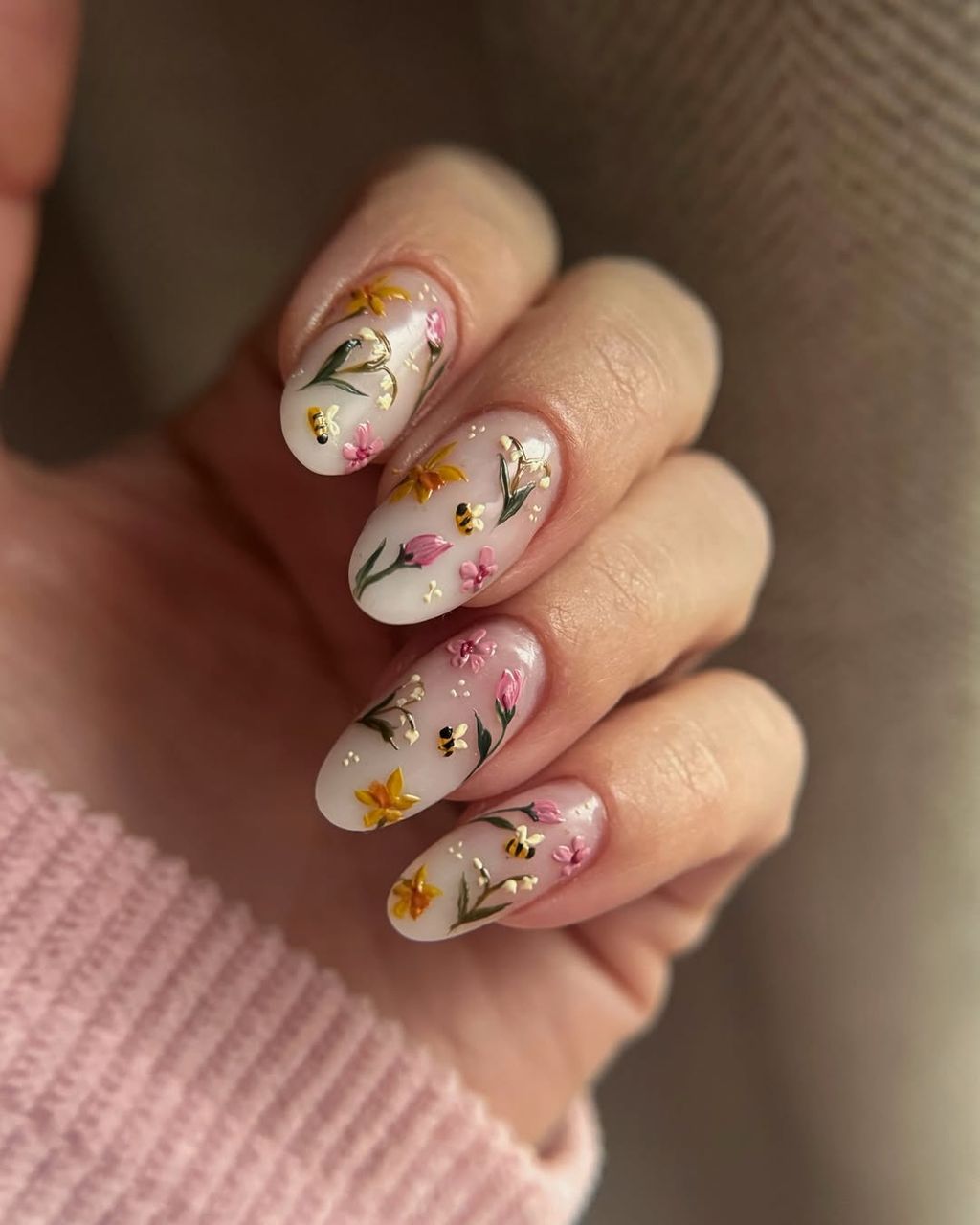 3D Floral Bee Oval Nails 3D Floral Bee Oval Nails — Winter to Spring Transition Nails