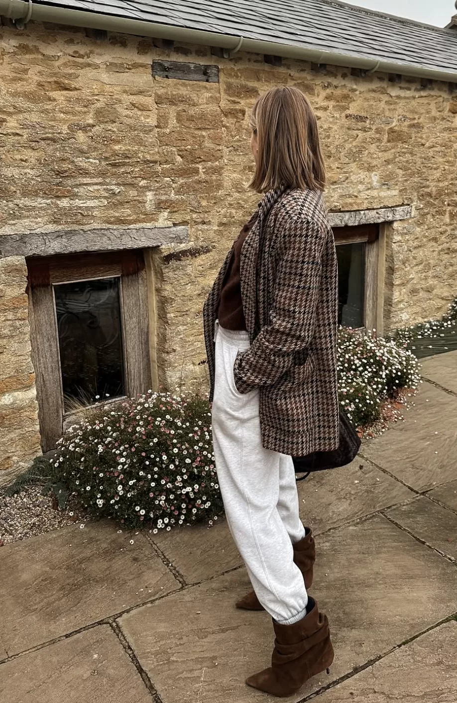 Houndstooth Blazer and Sweatpants with Brown Slouchy Boots Houndstooth Blazer and Sweatpants with Brown Slouchy Boots — Slouchy Boots Outfits