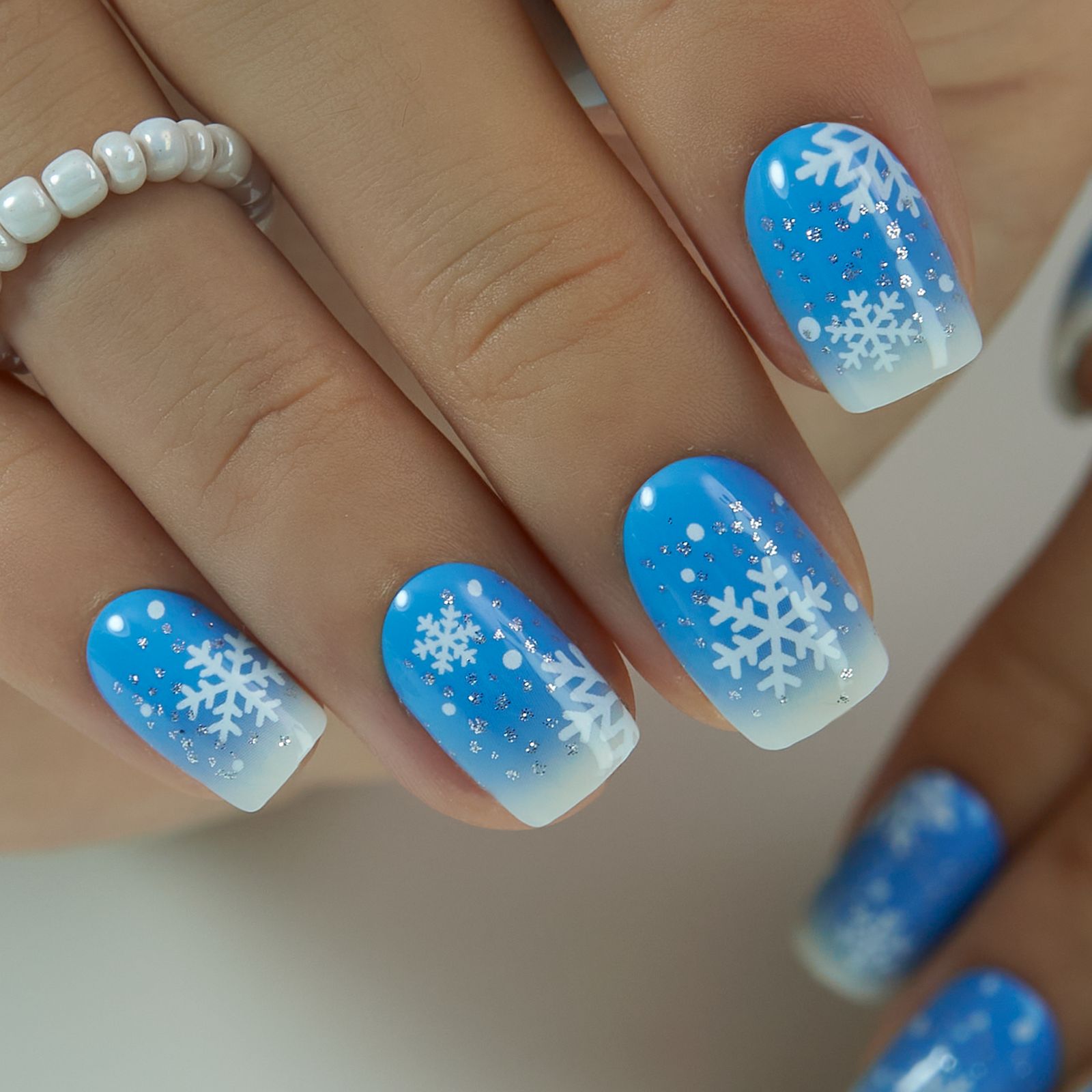 Winter Christmas Visual Idea Winter Christmas Visual Idea — Winter Squoval Nails
