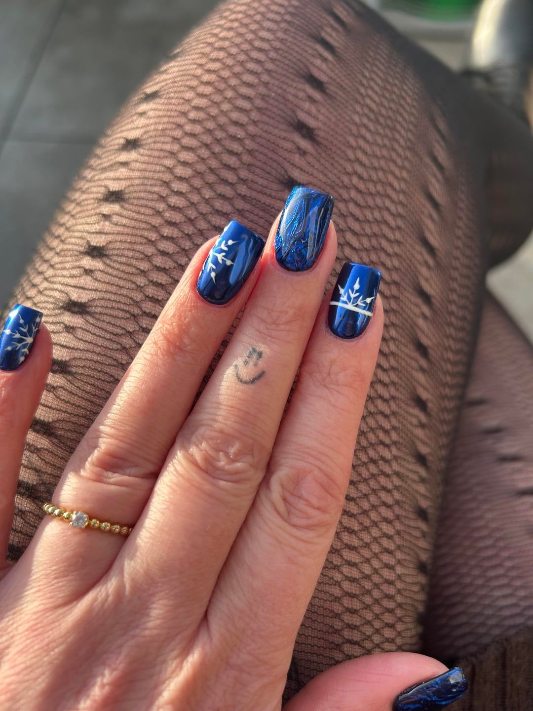 Vibrant Cobalt Metallic Snowflakes Vibrant Cobalt Metallic Snowflakes — Winter Blue Nails