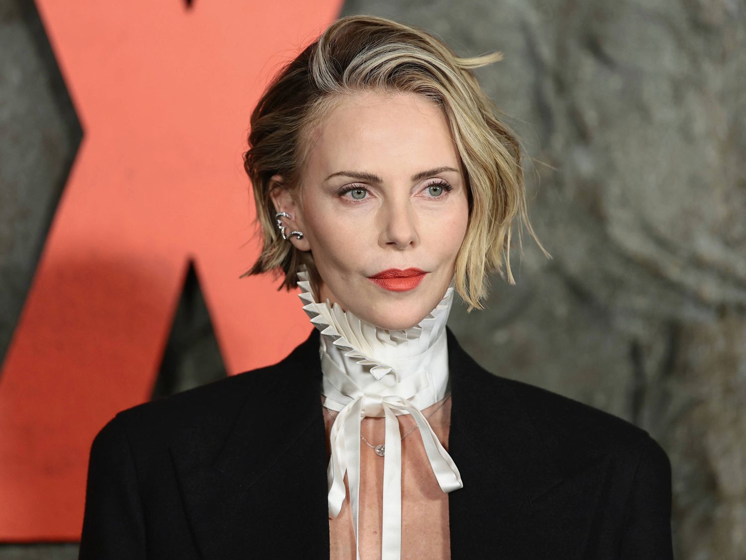 Angled Ash Blonde Bob Angled Ash Blonde Bob — Winter Haircuts for Heart Shaped Faces
