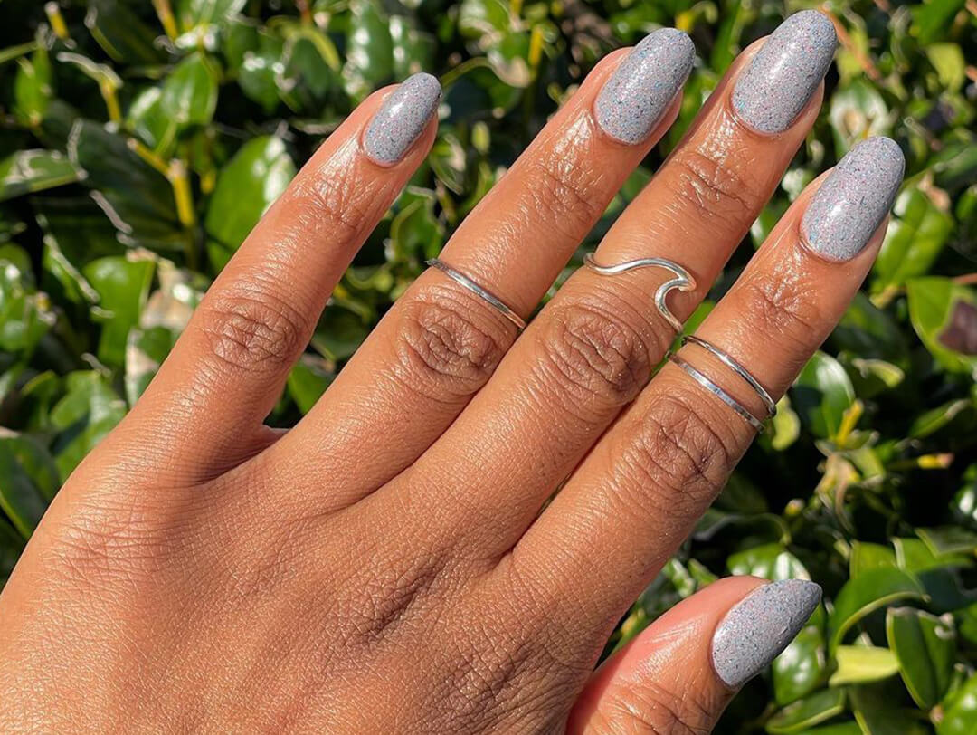 Light Gray Speckled Shimmer Medium Oval Nails Light Gray Speckled Shimmer Medium Oval Nails — Winter Gray Nails