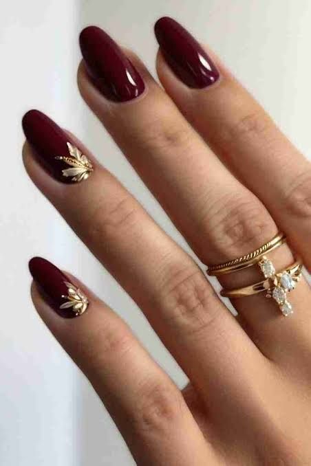 Gold Leaf Accents On Accent Nails Visual Idea Gold Leaf Accents On Accent Nails Visual Idea — Winter Red Nails