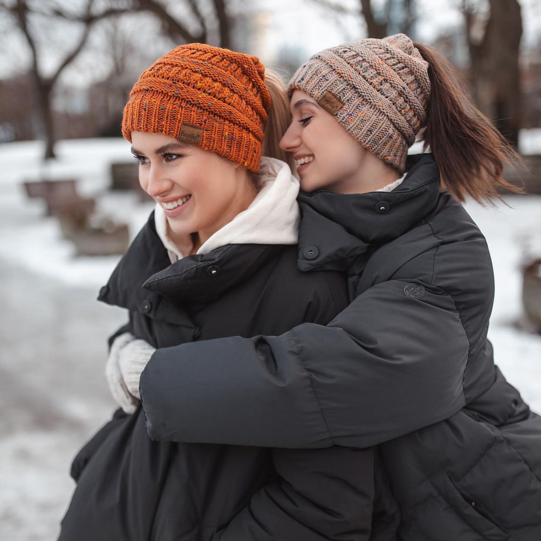 Wavy Ponytail With Beanie and Ponytail Hole Wavy Ponytail With Beanie and Ponytail Hole — Winter Hat Hairstyles