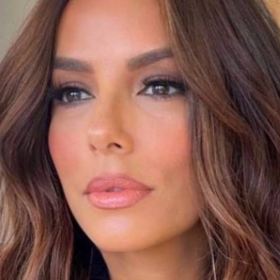 Lob with Voluminous Waves and Curtain Bangs Lob with Voluminous Waves and Curtain Bangs — Winter Hairstyles for Women Over 40