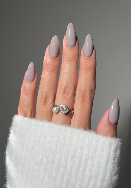 Smooth Taupe-Gray High Gloss Almond Nails Smooth Taupe-Gray High Gloss Almond Nails — Winter Gray Nails