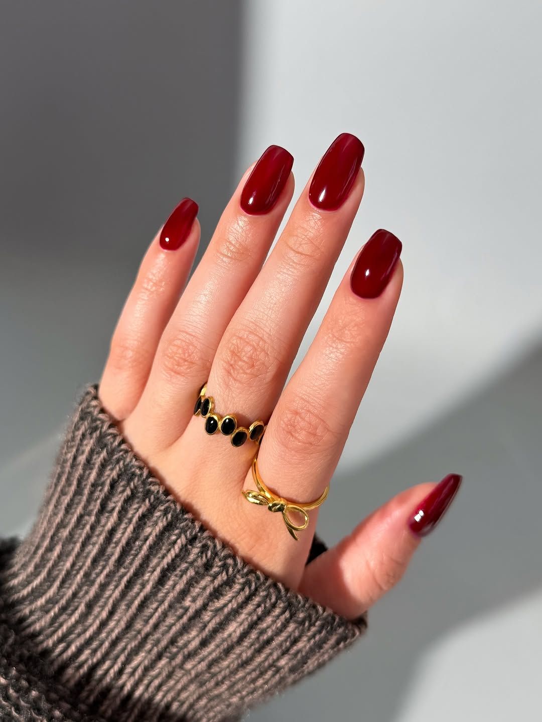 Glossy Matte Snowflake Detail Deep Red Square with Snowflake Art Glossy Matte Snowflake Detail Deep Red Square with Snowflake Art — Winter Red Nails