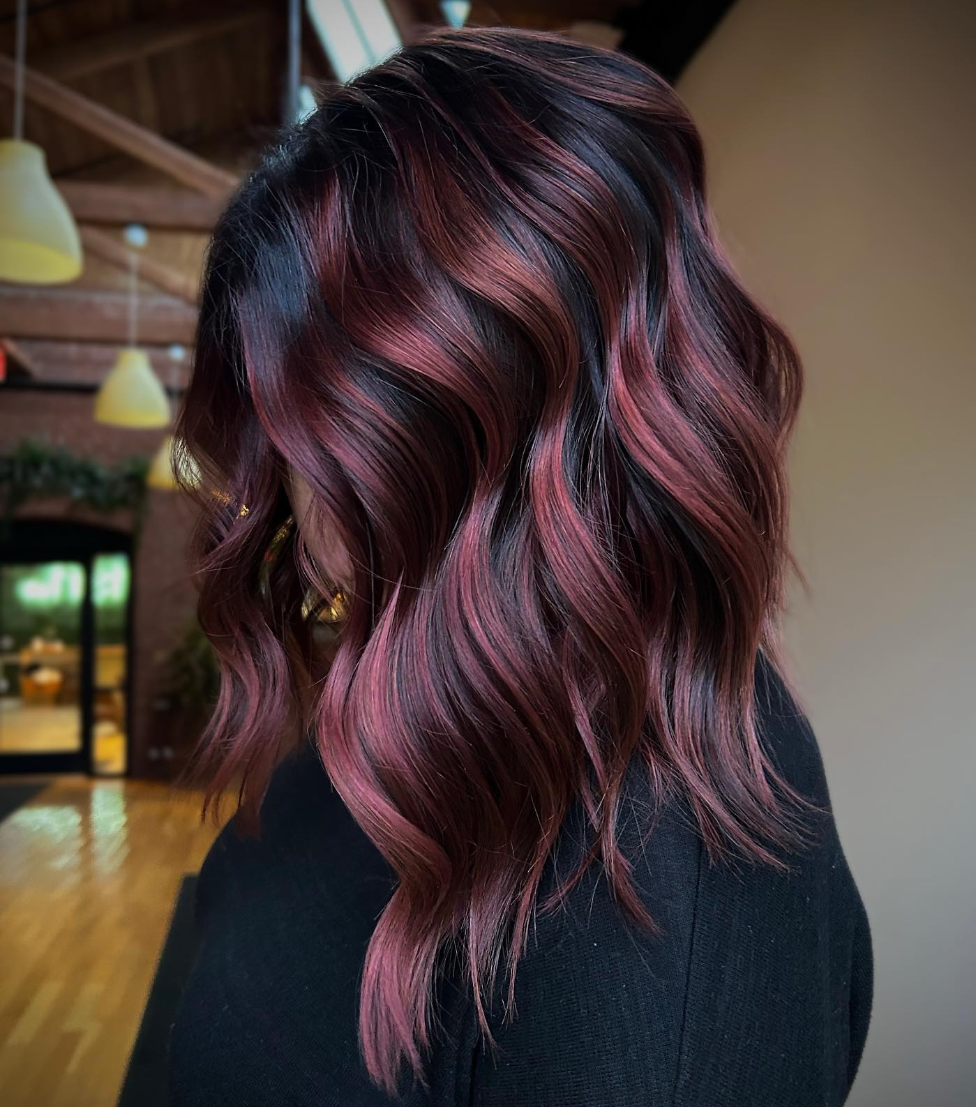 Collarbone Mahogany With Pinkish-Red Highlights Collarbone Mahogany With Pinkish-Red Highlights — Mahogany Hair Color