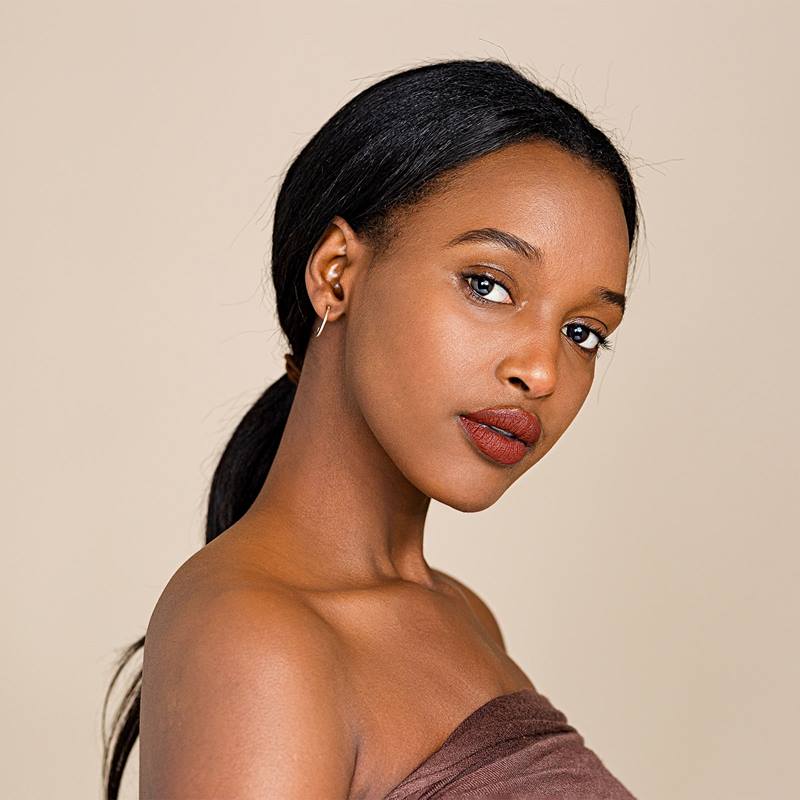 Sleek Black Ponytail with Lowlights — Winter Hair Colors for Black Women