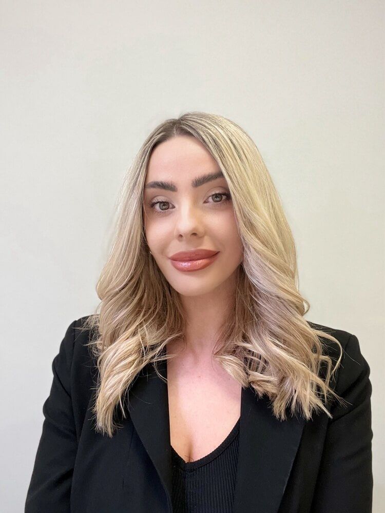 Ash Blonde Waves With Subtle Highlights Ash Blonde Waves With Subtle Highlights — Winter Hairstyles for Work