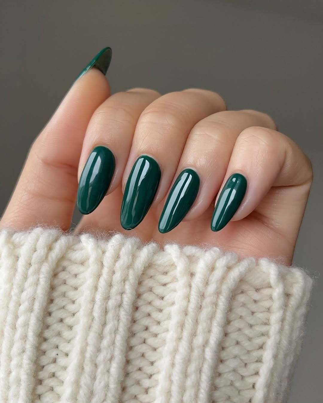 Deep Opaque Forest Green Oval Nails Deep Opaque Forest Green Oval Nails — Winter Gel Nail Colors
