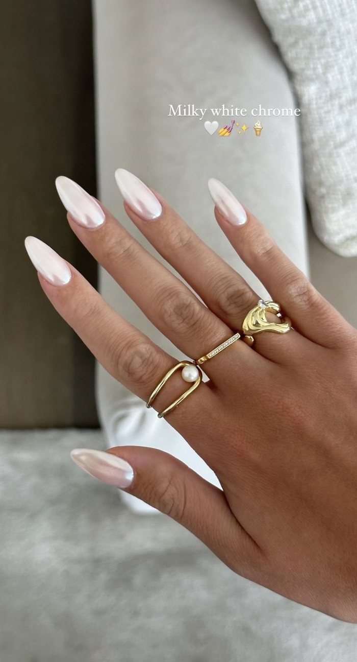 Medium Almond Pearlescent Chrome Milky White Medium Almond Pearlescent Chrome Milky White — Milky White Nails