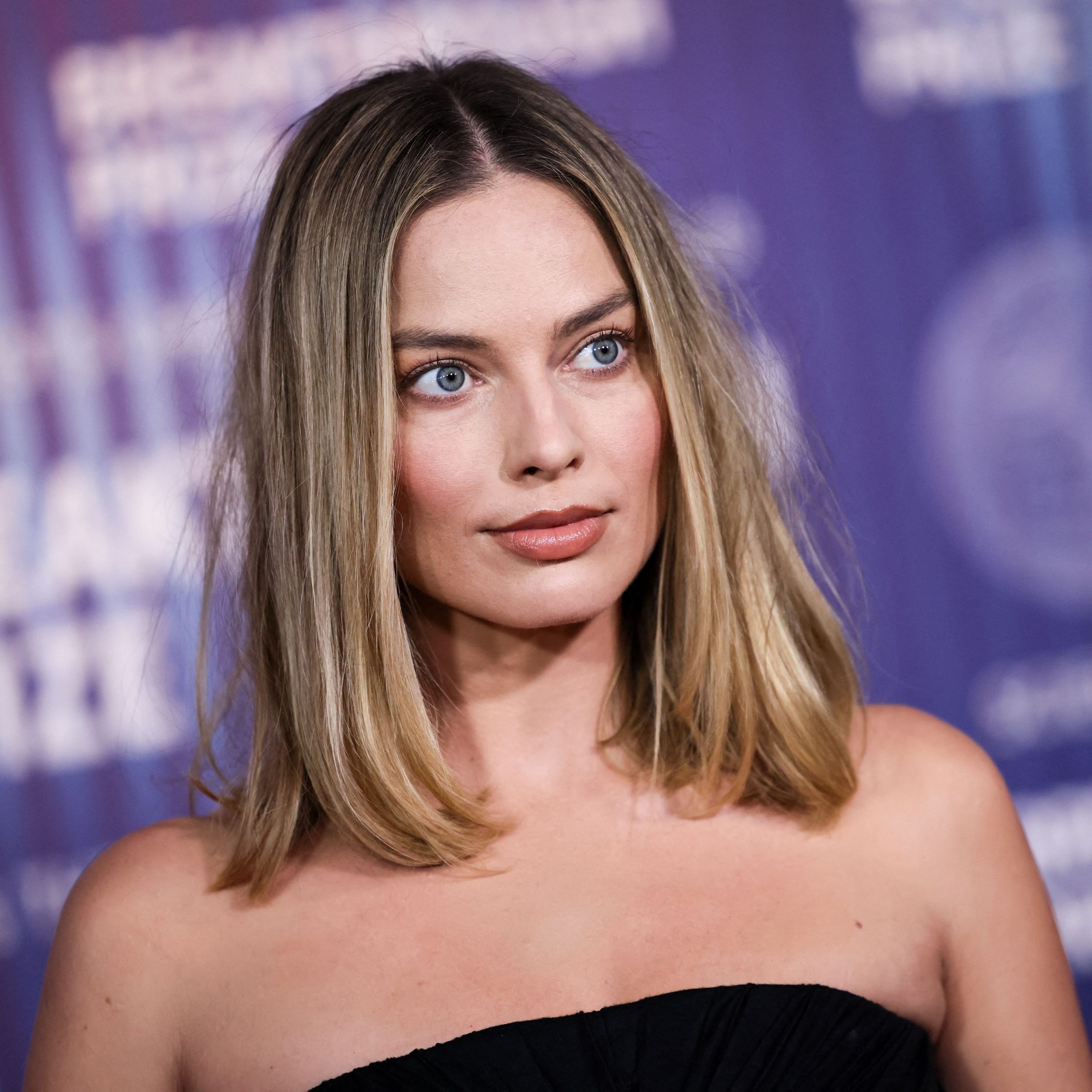 Air-Dried Wavy Lob With Face-Framing Air-Dried Wavy Lob With Face-Framing — Medium Length Winter Haircuts
