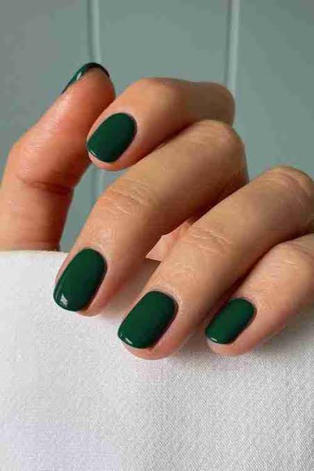 Short Oval Deep Glossy Green — Emerald Green Nails
