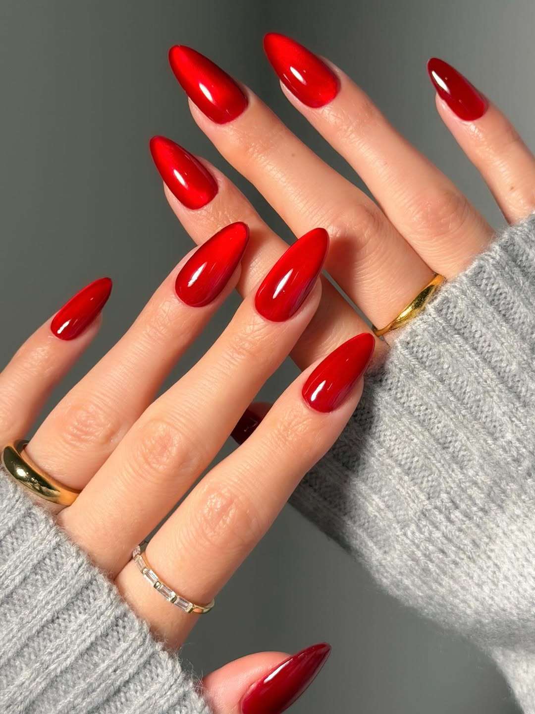Vibrant Red Cat-Eye Effect Nails Vibrant Red Cat-Eye Effect Nails — Winter Red Nails