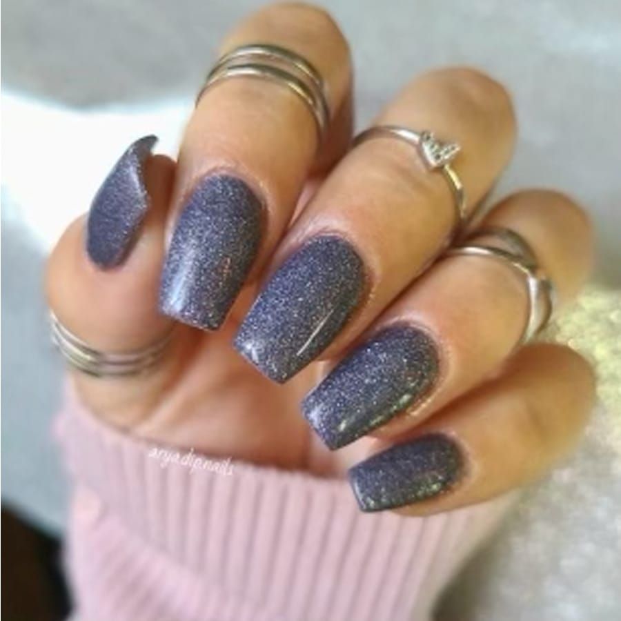 Visual Idea — The Pose Is Relaxed Winter Dip Powder Nails