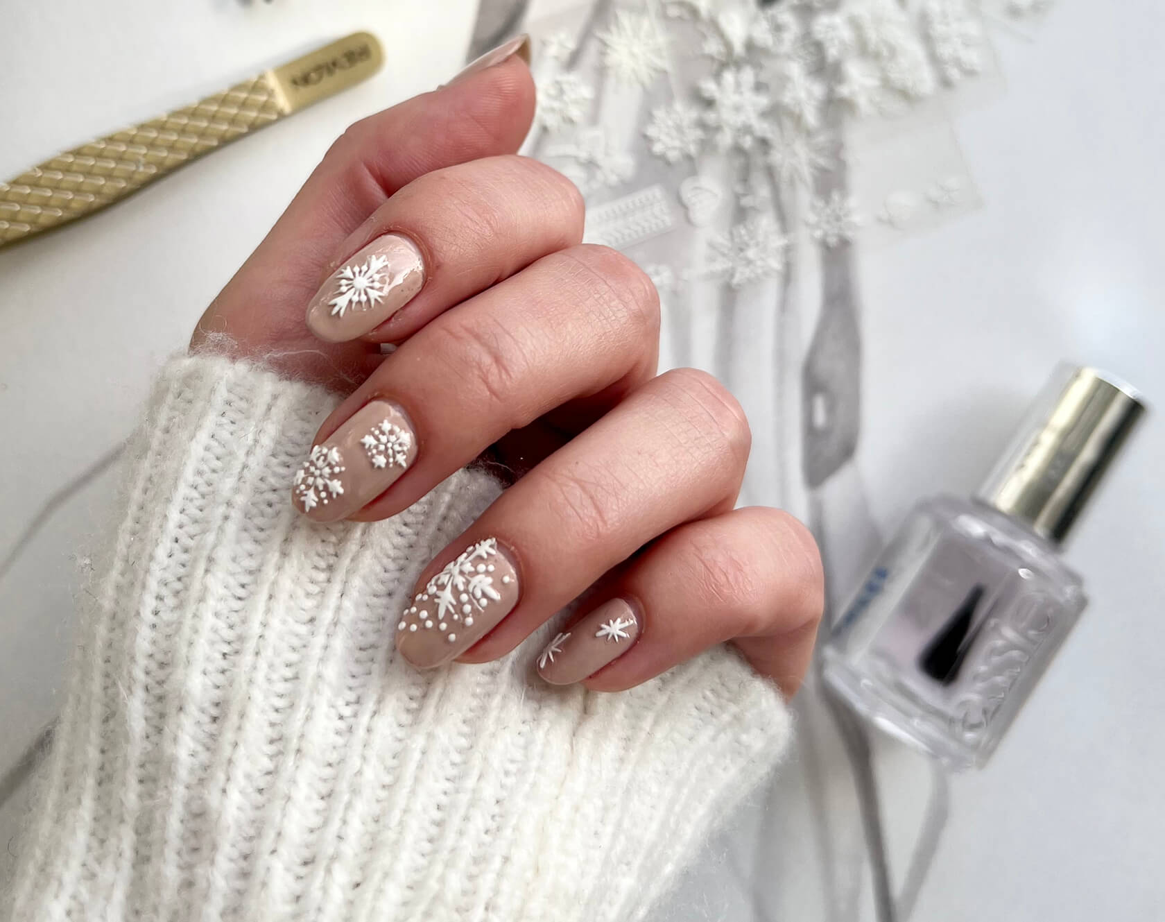 Medium Oval Neutral Beige Snowflakes Medium Oval Neutral Beige Snowflakes — Simple Winter Nails