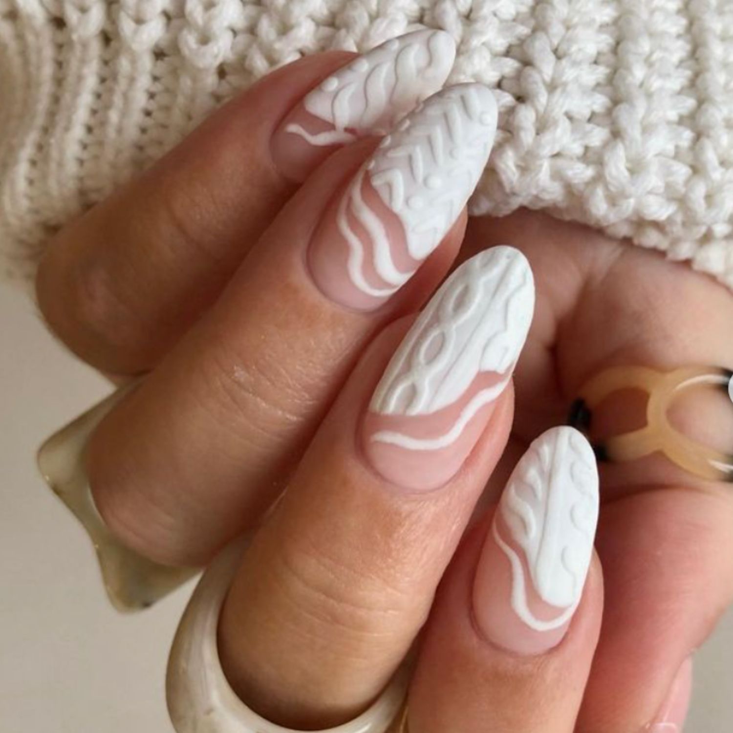 Matte White Knit and Wavy Lines Matte White Knit and Wavy Lines — Sweater Nails