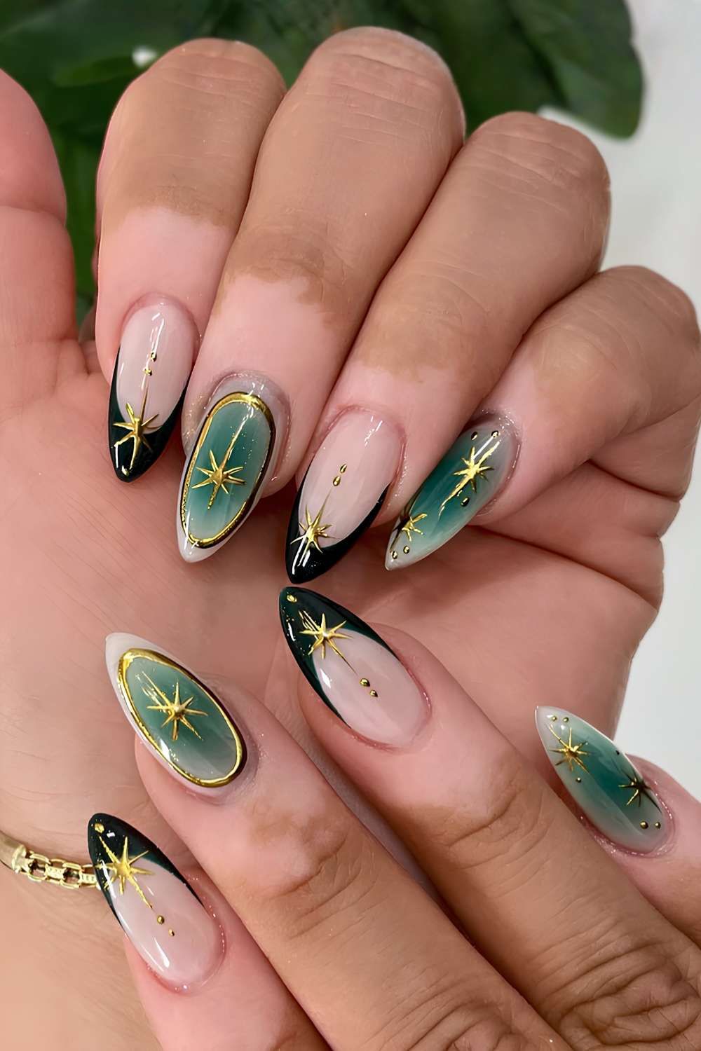Green Black Gradient Starburst Nails Green Black Gradient Starburst Nails — Winter Green Nails