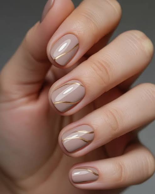 Neutral Beige Gold Line Nails Neutral Beige Gold Line Nails — Short Winter Nails