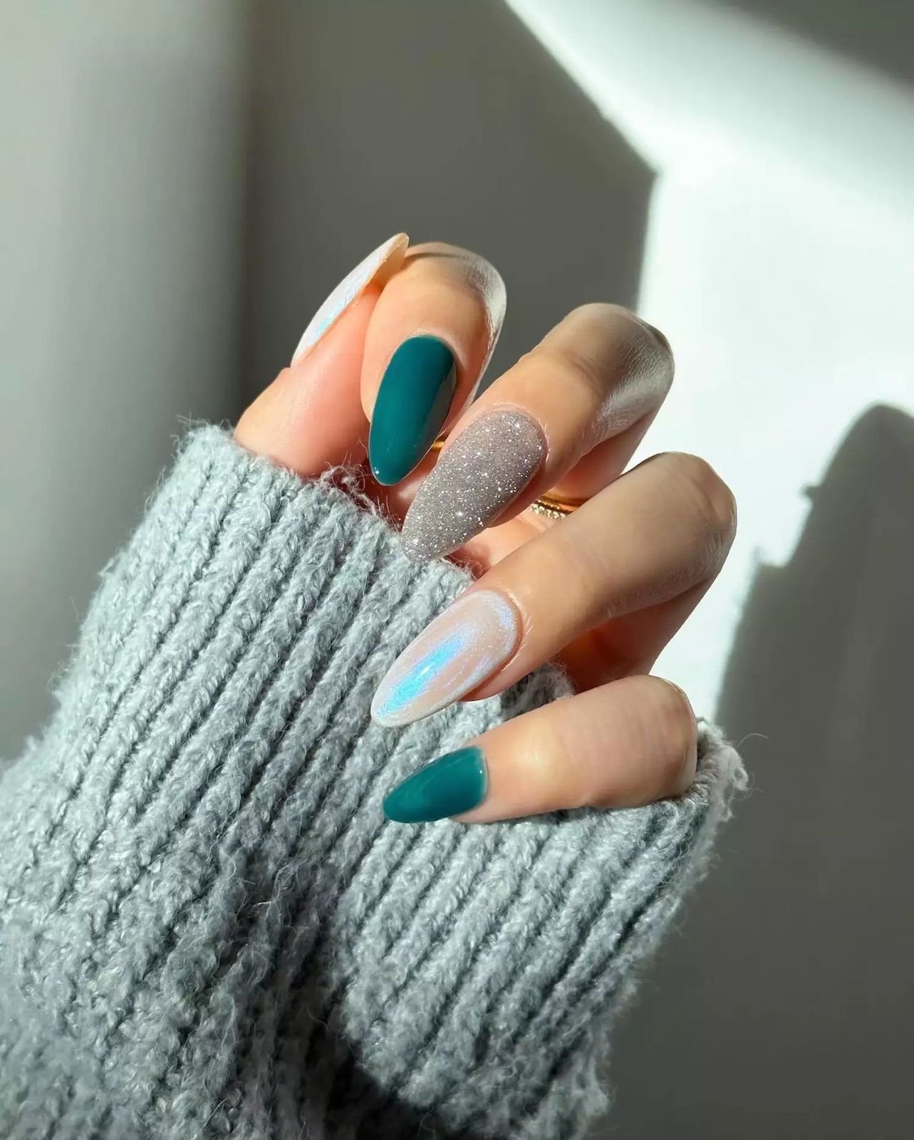 Glossy Glitter Iridescent Visual Idea Glossy Glitter Iridescent Visual Idea — Winter Chrome Nails
