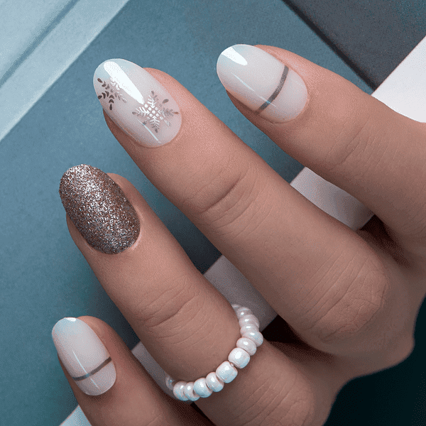 Medium Oval White French Snowflake Glitter Medium Oval White French Snowflake Glitter — Winter Oval Nails