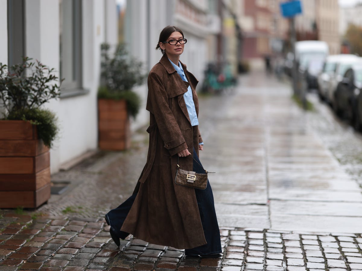 Brown Suede Trench Coat with Blue Denim and Shoulder Bag — Brown Coat Outfits