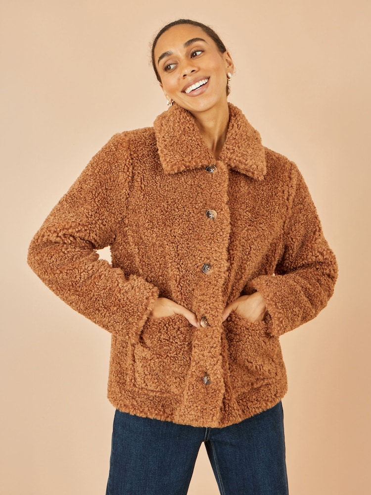 Brown Short Teddy Coat Dark Wash Jeans Outfit Idea — Teddy Coat Outfits