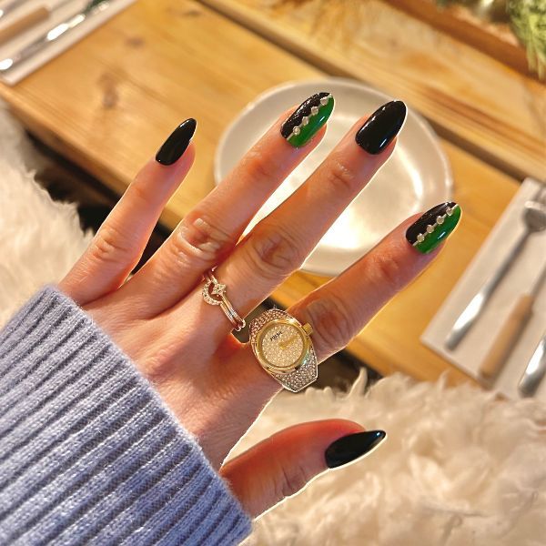 Christmas Tree Motif On One Nail Visual Idea Christmas Tree Motif On One Nail Visual Idea — Classy Winter Nails