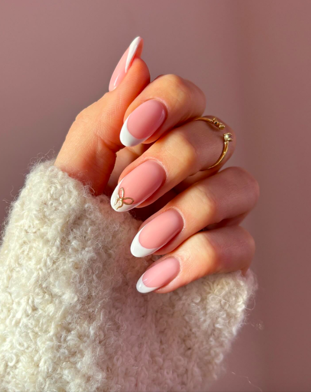 Medium Oval Nude French Gold Bow Medium Oval Nude French Gold Bow — Winter Oval Nails