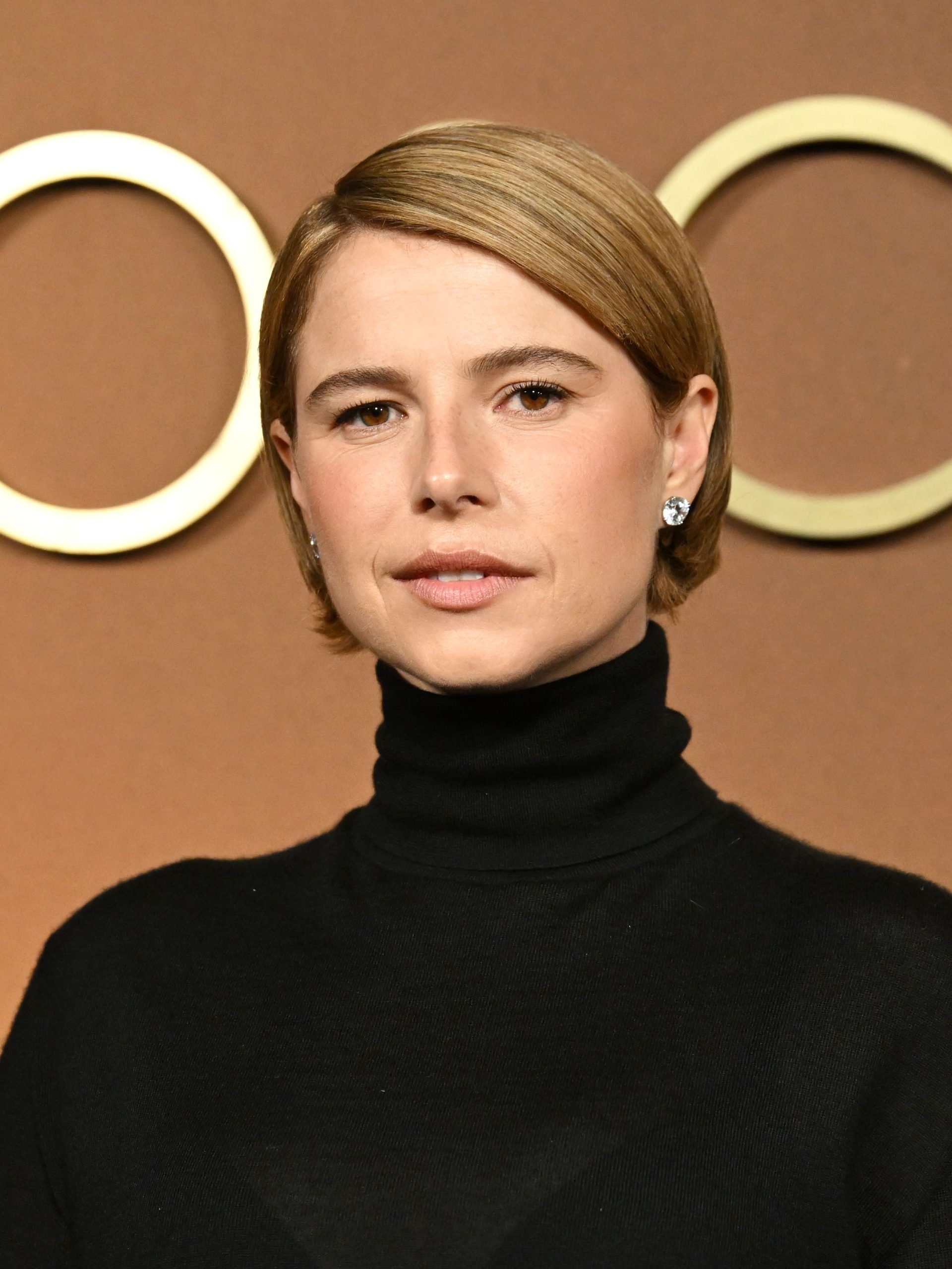 Sleek Chin Bob Light Blonde Sleek Chin Bob Light Blonde — Short Winter Haircuts