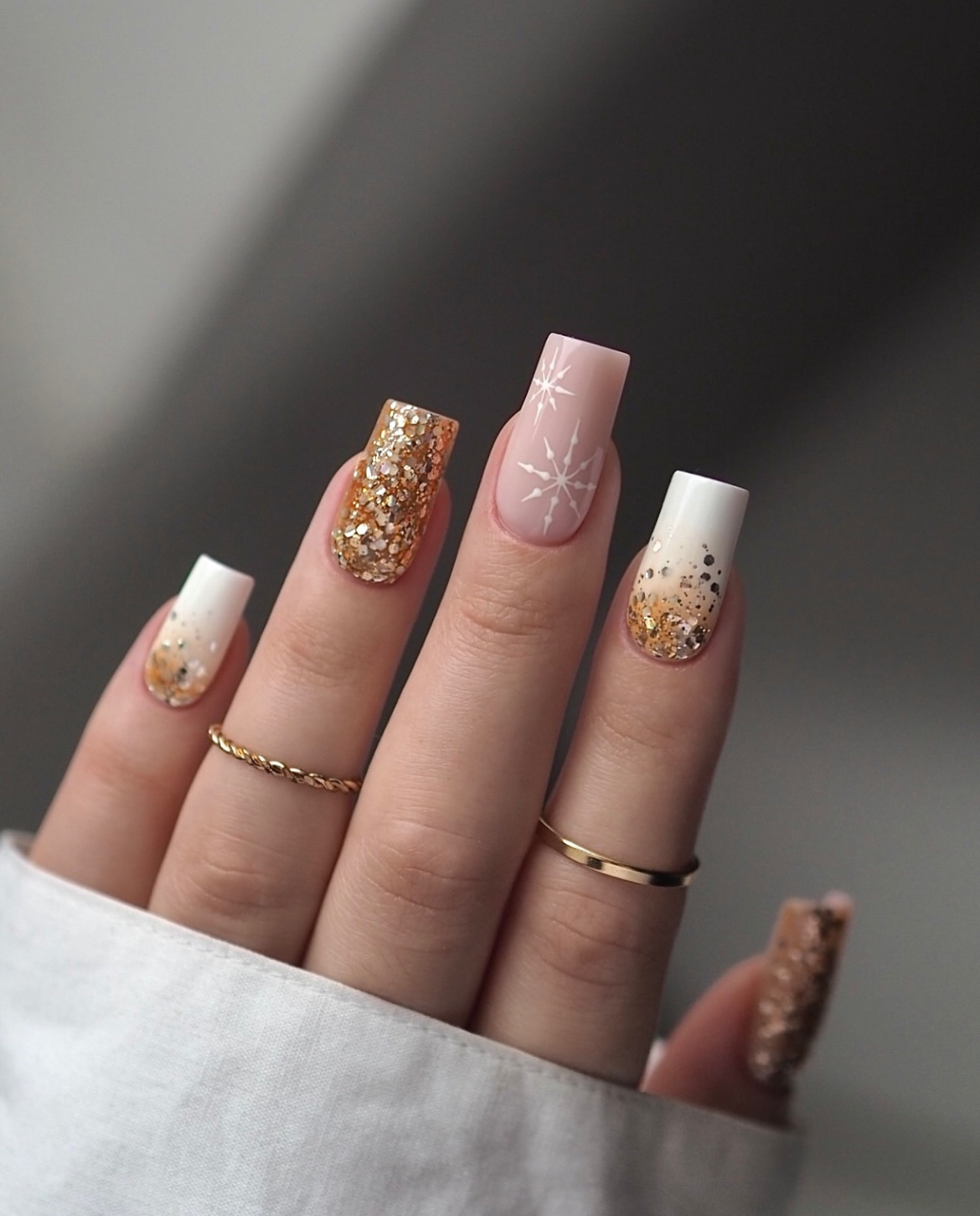 White Snowflake Gold Glitter Ombre Square Nails White Snowflake Gold Glitter Ombre Square Nails — Long Winter Nails