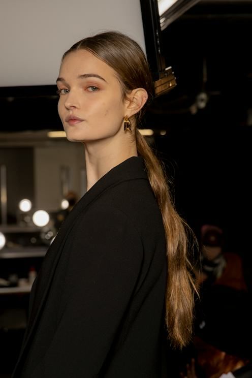 Light Brown Wavy Low Ponytail — Winter Ponytail Hairstyles