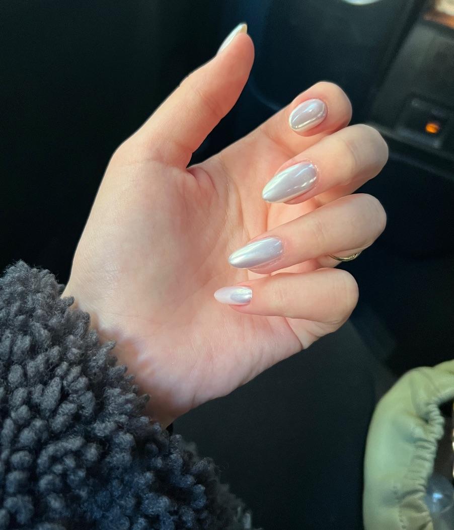 Pearlescent White Chrome Snowflakes Pearlescent White Chrome Snowflakes — Winter Chrome Nails