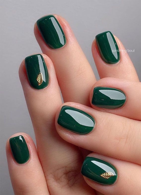 Emerald Green Gold Leaf Accent Nails Emerald Green Gold Leaf Accent Nails — Winter Green Nails