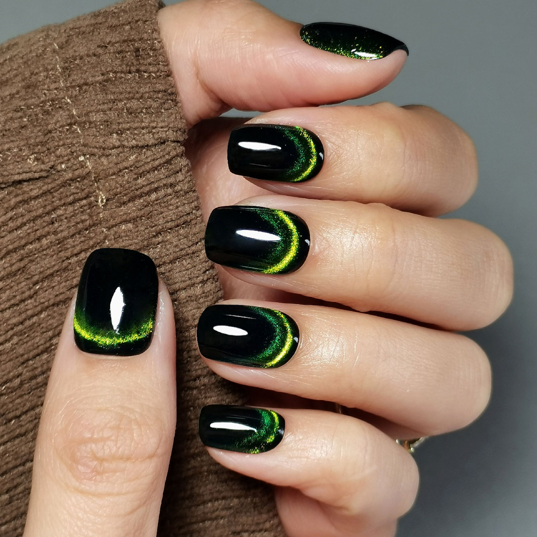 Black Base Green Yellow Cat-Eye — Emerald Green Nails