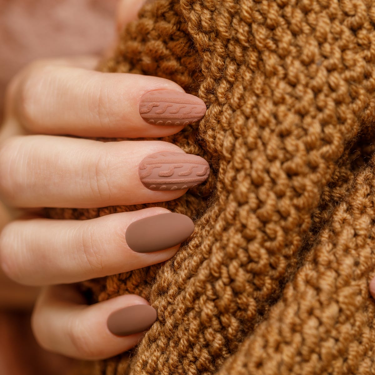 Short Oval Matte Brown with Cable Knit Short Oval Matte Brown with Cable Knit — Winter Matte Nails