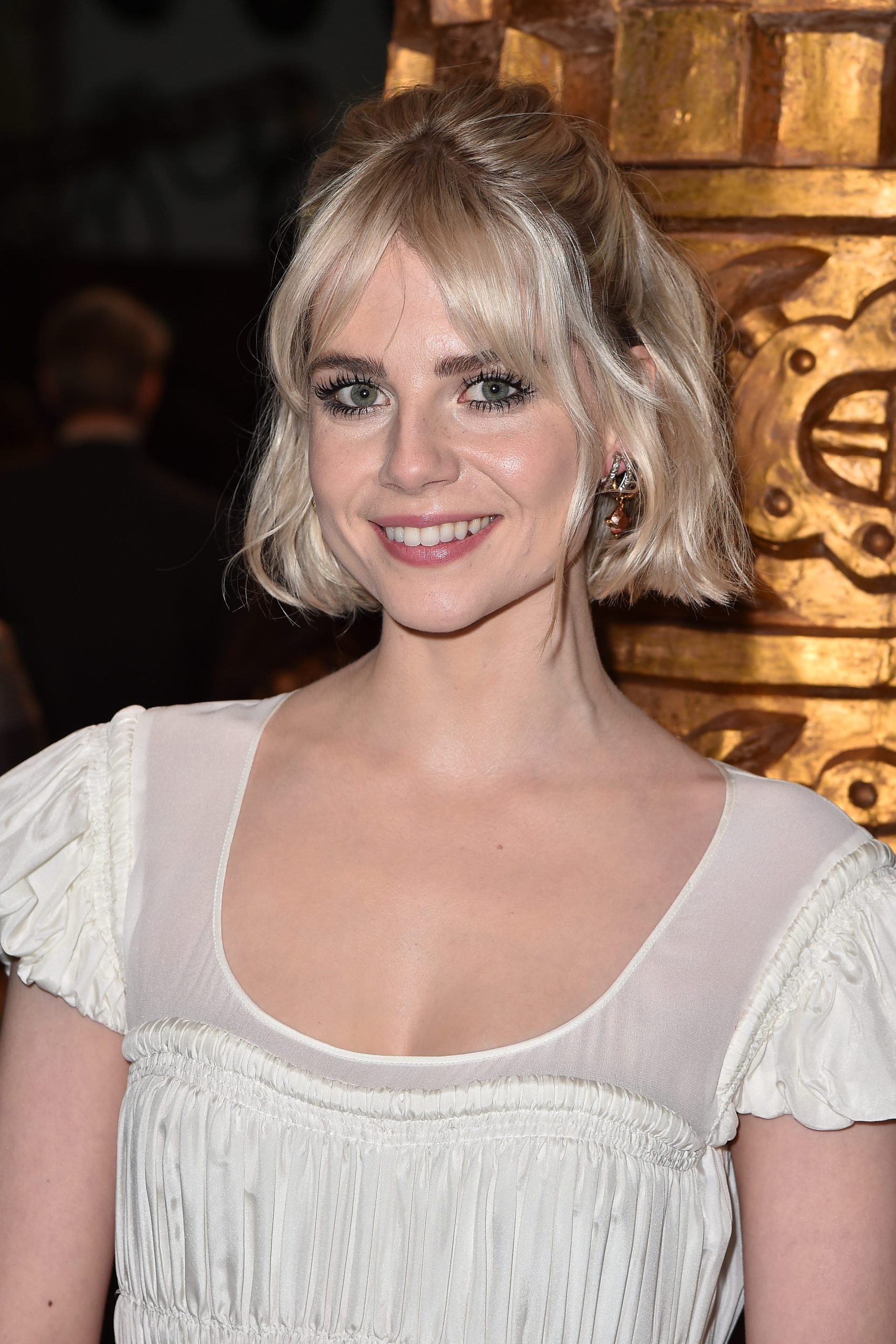 Front View Blonde Chin Bob With Soft Wavy Curtain Bangs — Winter Haircuts with Curtain Bangs