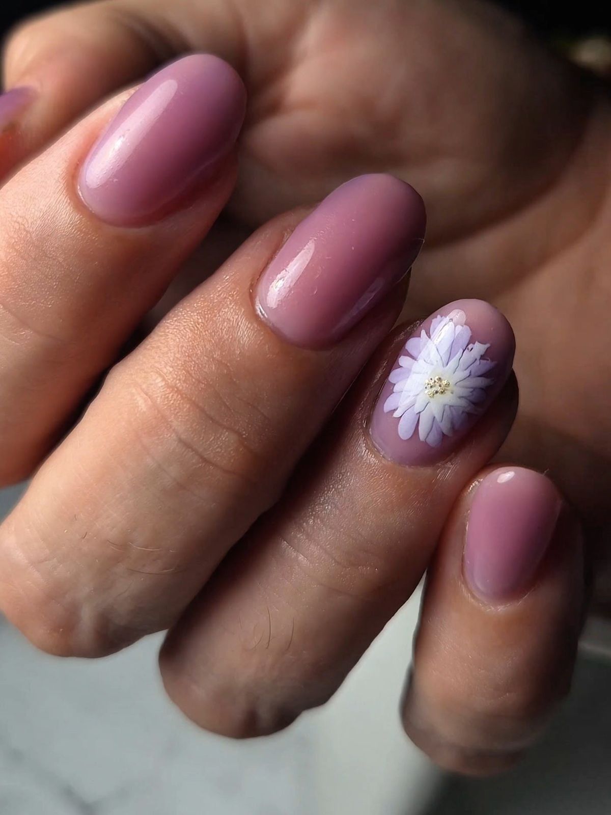 Floral Art On One Nail Visual Idea Floral Art On One Nail Visual Idea — Winter Gel Nails