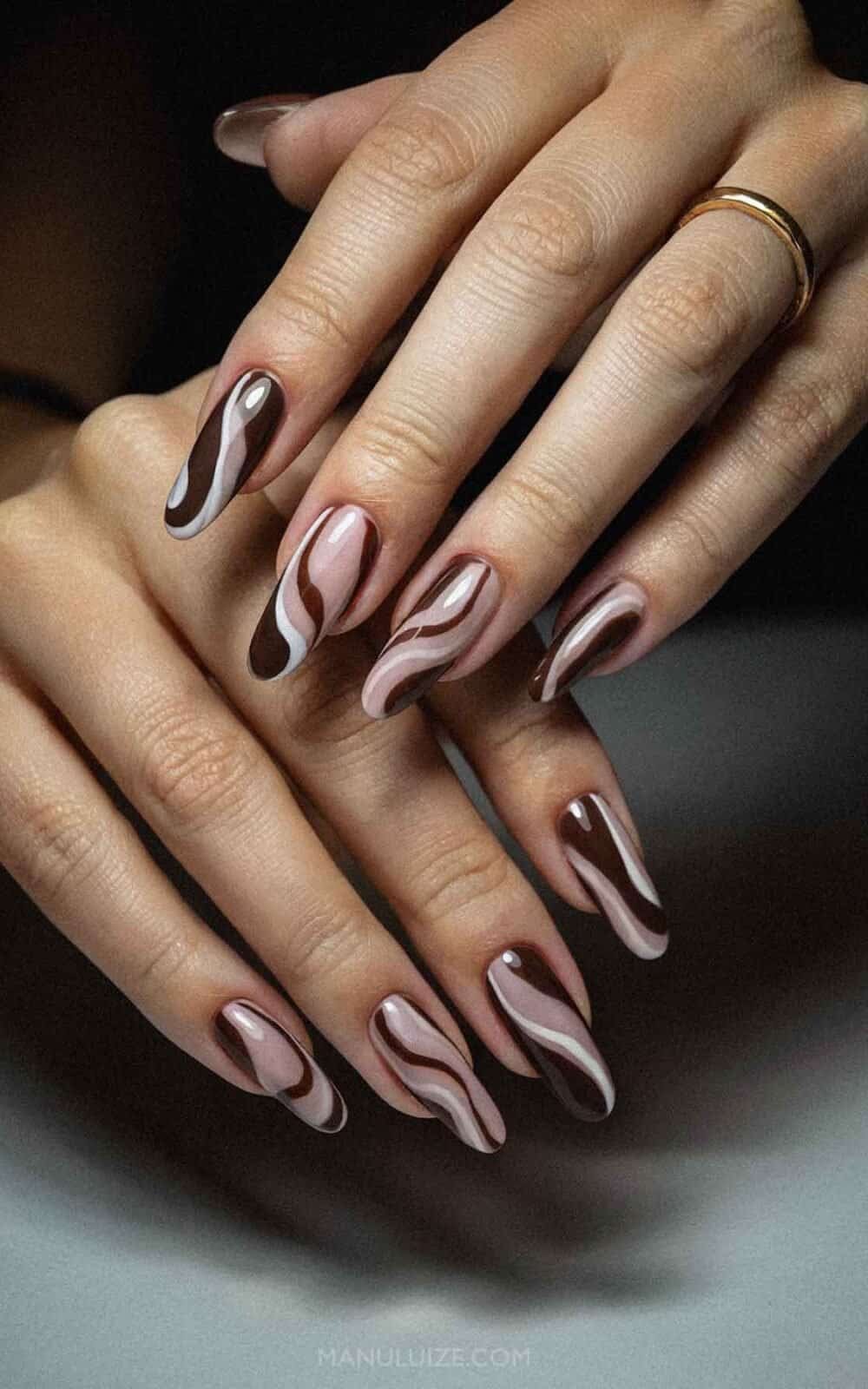 Modern Abstract Wavy Lines on Coffin Nails Modern Abstract Wavy Lines on Coffin Nails — Fall to Winter Nails