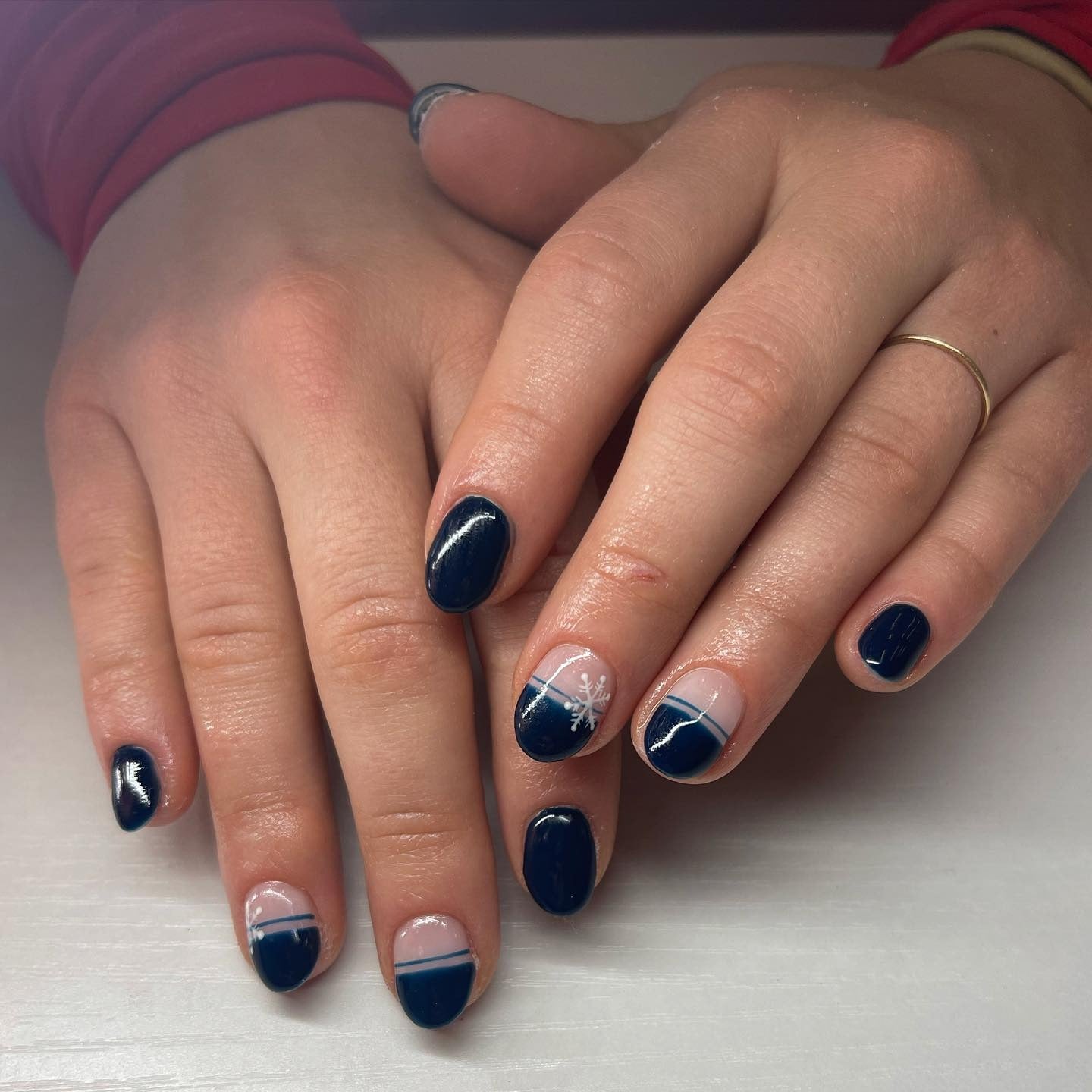 Short Oval Navy Blue Snowflake Nails Short Oval Navy Blue Snowflake Nails — Everyday Winter Nails
