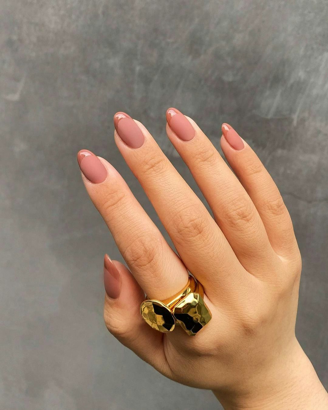 Medium Oval Matte White with Gold Snowflake Medium Oval Matte White with Gold Snowflake — Winter Matte Nails