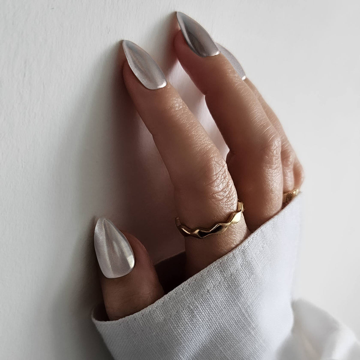 Satin Chrome Silver White Almond Nails Satin Chrome Silver White Almond Nails — Winter Chrome Nails