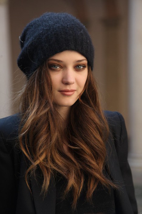 Loose Waves With Caramel Highlights Under a Beret Loose Waves With Caramel Highlights Under a Beret — Winter Hat Hairstyles