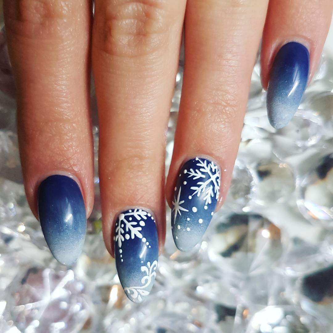 Blue Gradient with Snowflake Art — Winter Round Nails