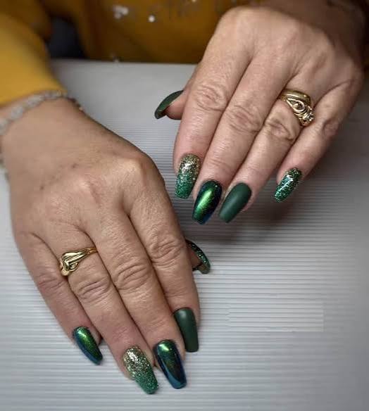 Mixed Finish Long Coffin Nails Mixed Finish Long Coffin Nails — Winter Green Nails