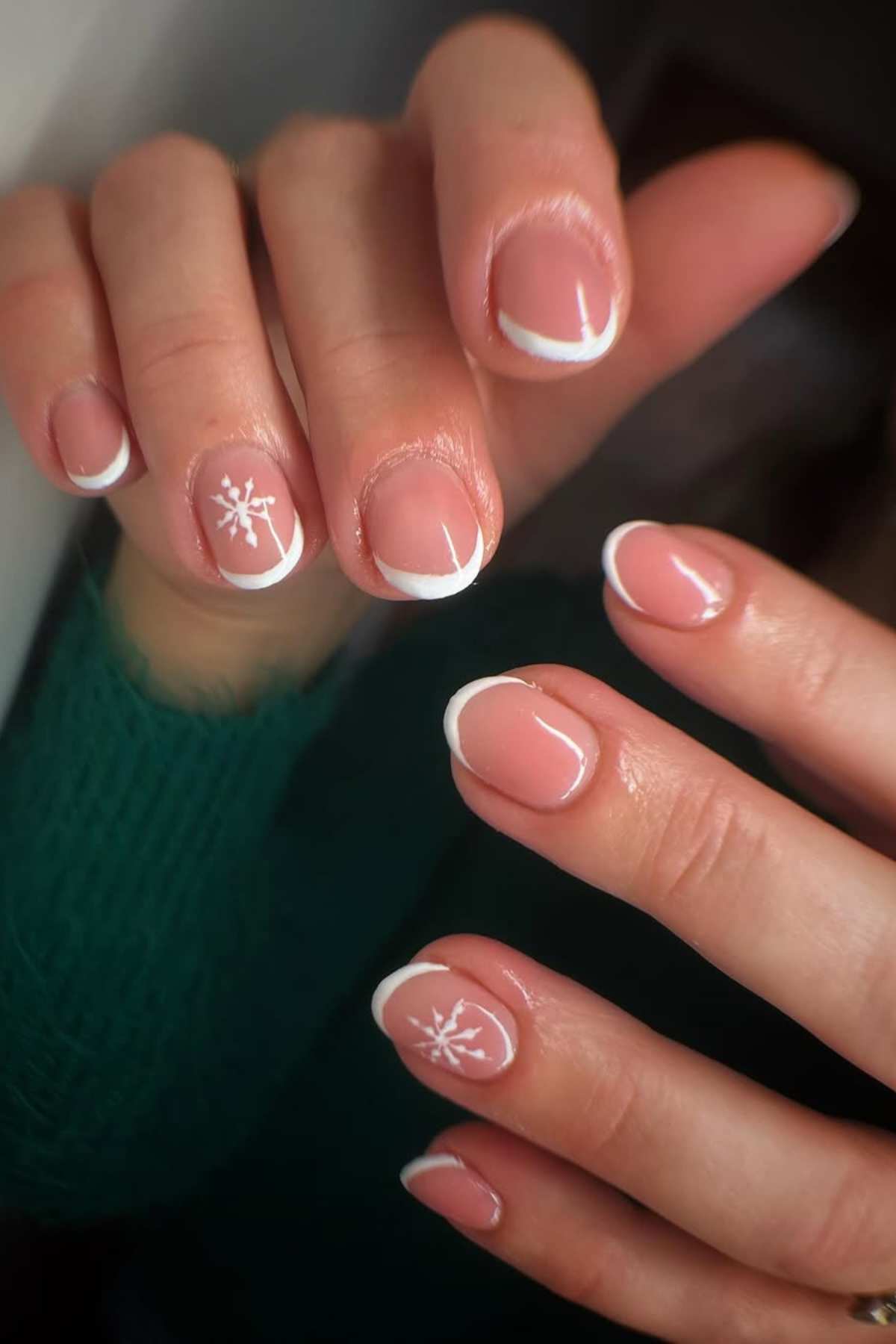 Snowflake Art French Tip Short Oval Nails Snowflake Art French Tip Short Oval Nails — Winter French Tip Nails