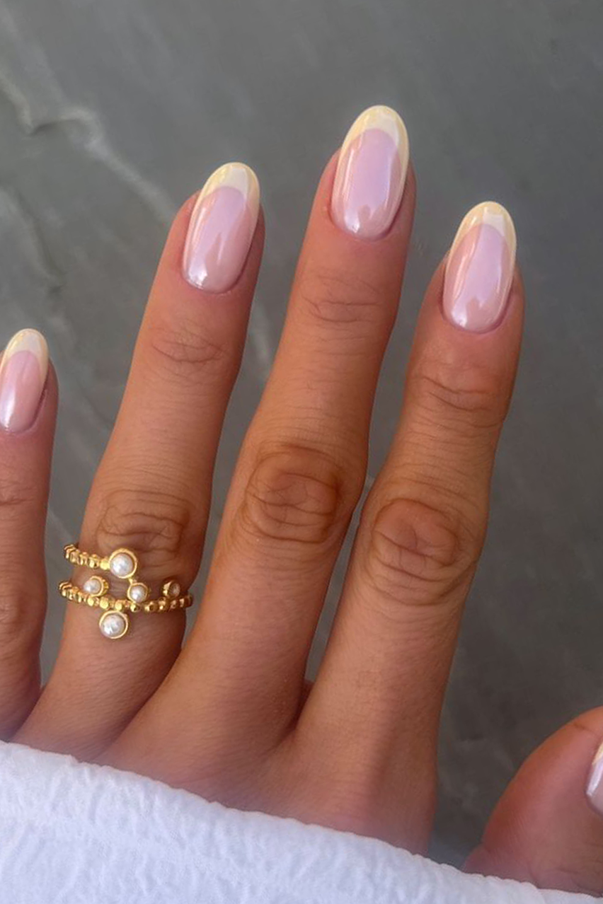 Medium Oval Iridescent Pink Yellow French Medium Oval Iridescent Pink Yellow French — Winter Oval Nails